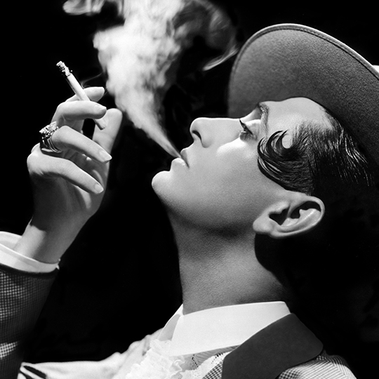 Hombre fumando